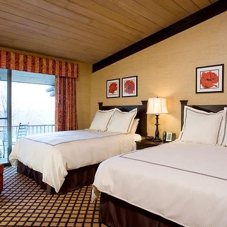 Summit Village Bellaire Номер фото